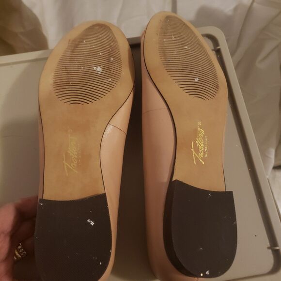 TROTTERS Signature cap toe beige ballet flat 
-beige patent cap toe
Size 6.5 W - Picture 2 of 8